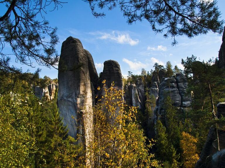Die Stabförmigen Felsformationen von Gory Sokole ragen aus dem Wald empor.