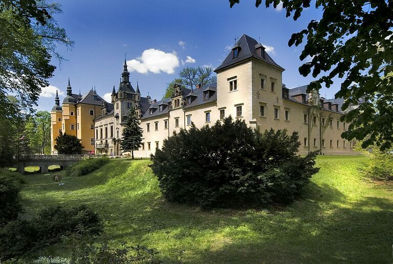 Das Schloss im Niederschlesischen Klitschdorf inmitten der Natur von der Ferne betrachtet.