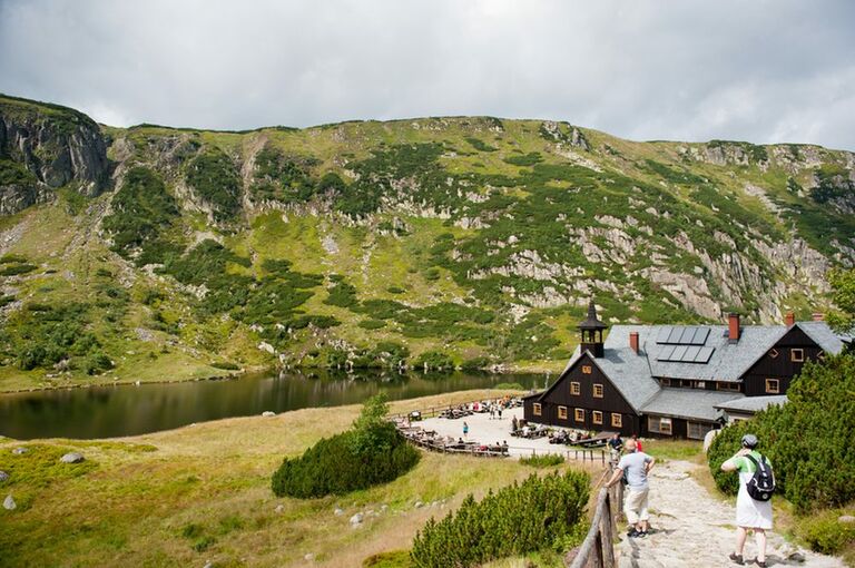 Gebirgstal im Riesengebirge - Hinter der Bergbaude befindet sich der kleine Teich.