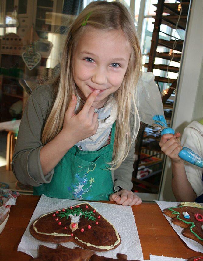 Ein Mädchen nascht von den selbst gestalteten Pfefferkuchen in Pulsnitz.