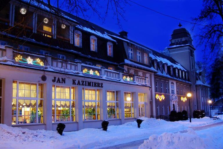 Das Kurhaus Jan Kazimierz. Die Winterliche Umgebung liegt unter einer dichten Schneedecke. 