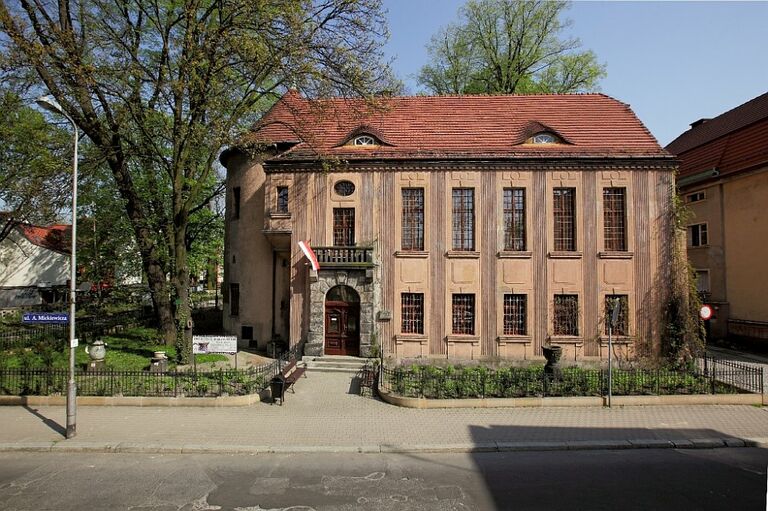 Blick auf das Keramikmuseum in Bunzlau von der Straße.