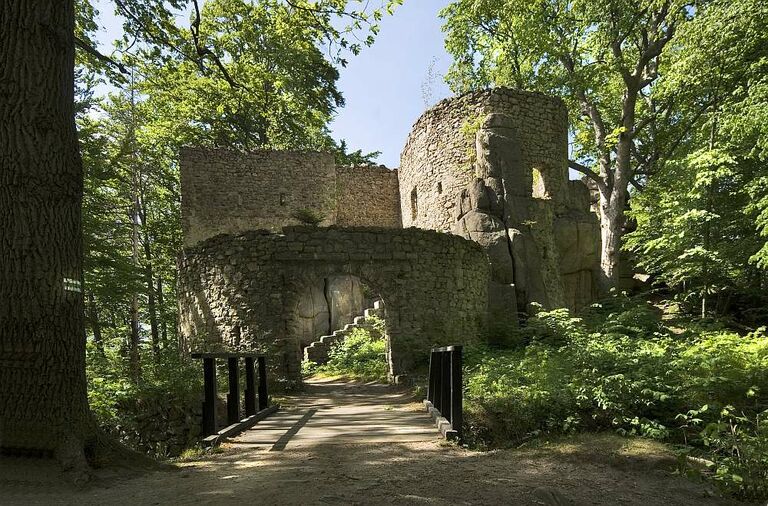 Das Bolzenschloss mitten im Wald