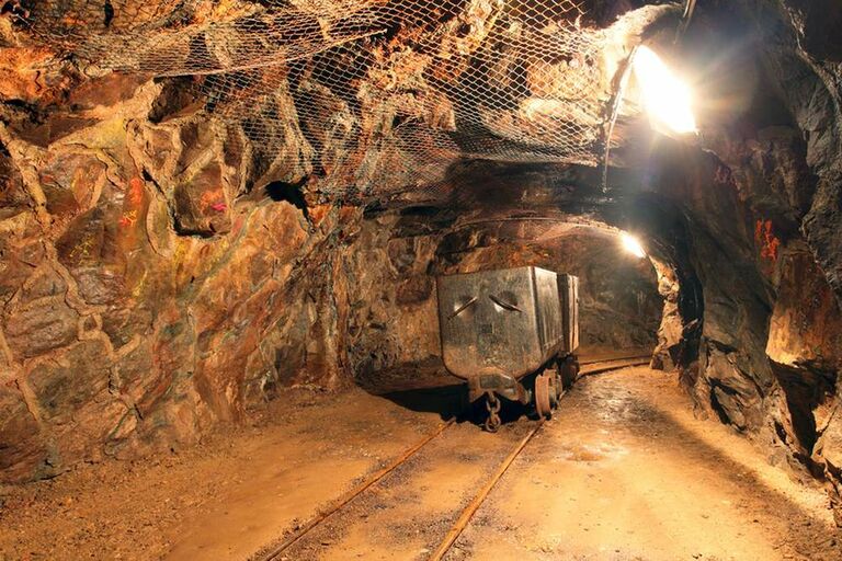 Bild aus der Goldmine in Złoty Stok. Hier ist ein alter Bergbau-Wagen auf Schienen zu sehen.