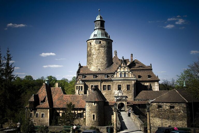 Blick zur Burg Tzschocha bei sonnigem Wetter.