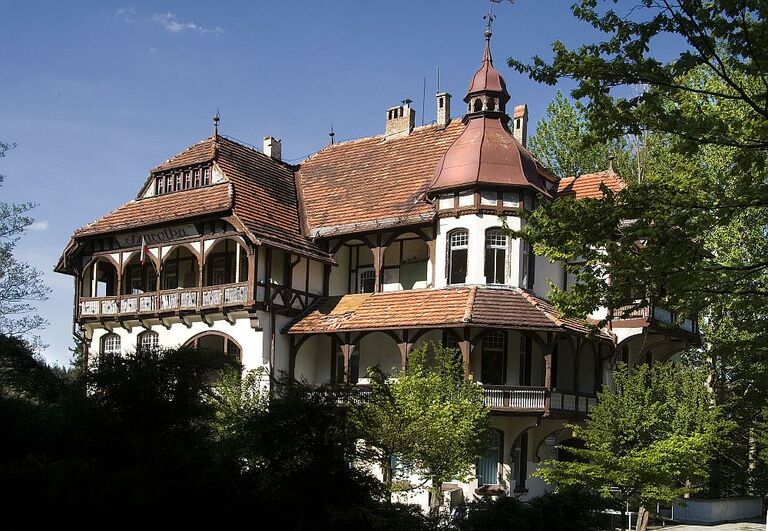 Ansicht des Kurhauses in Bad Flinsberg.