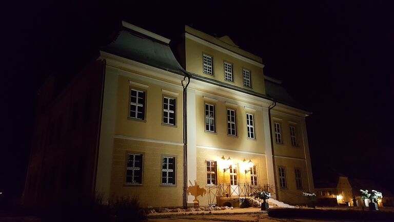 Das Schloss Lomnitz bei nächtlicher Beleuchtung.