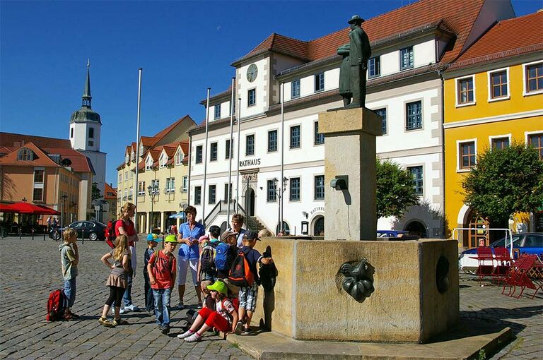 Der Markt in Hoyerswerda mit dem Marktbrunnen im Vorder-, sowie dem Rathaus im Hintergrund.