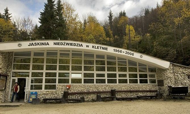 Eingang zur Bärenhöhle vor einem Wald