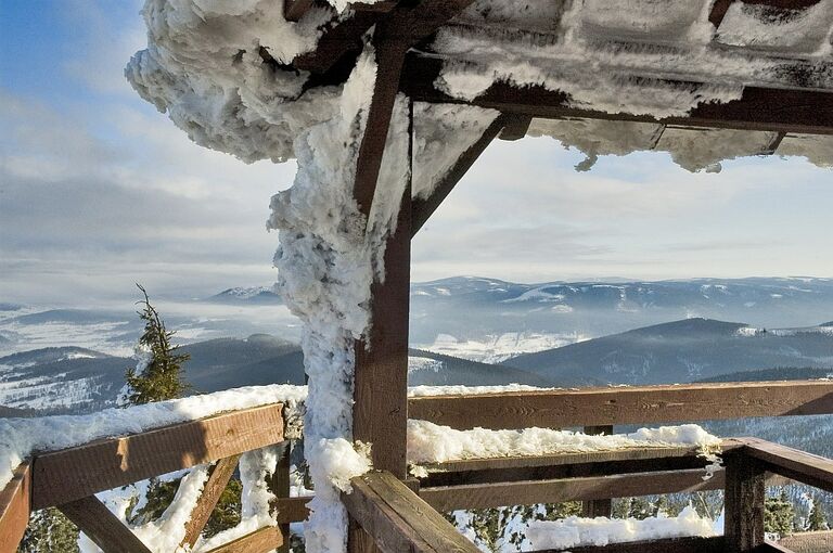 Vom Schwarzen Berg bietet sich eine tolle Aussicht auf das umliegende Gebirge