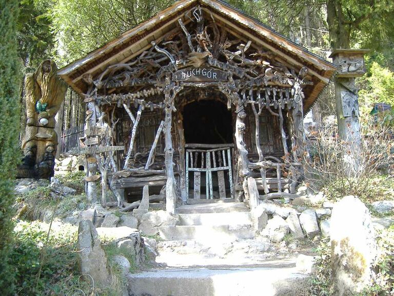 Ein fantsievolles Hexenhaus aus Holz im Märchengarten Ogrod Bajak.