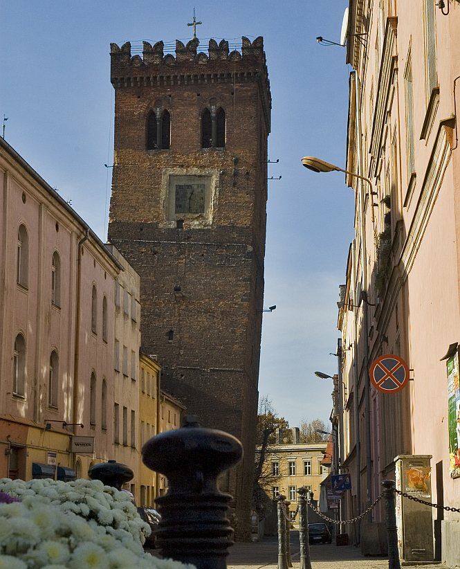 Der Schiefe Turm in Frankenstein von der Straße betrachtet. 