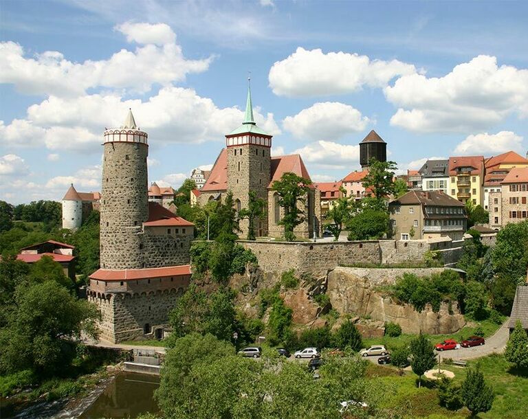 Die Bautzener Ortenburg, von weitem betrachtet, unter blauem Himmel