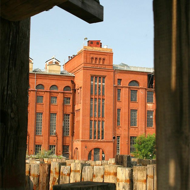 Blick auf das Hauptgebäude der Energiefabrik Knappenrode im Sonnenlicht.