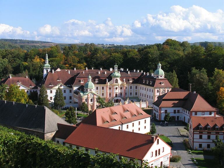 Luftaufnahme der Klosteranlage St. Marienthal in Ostritz bei sonnigem Wetter.