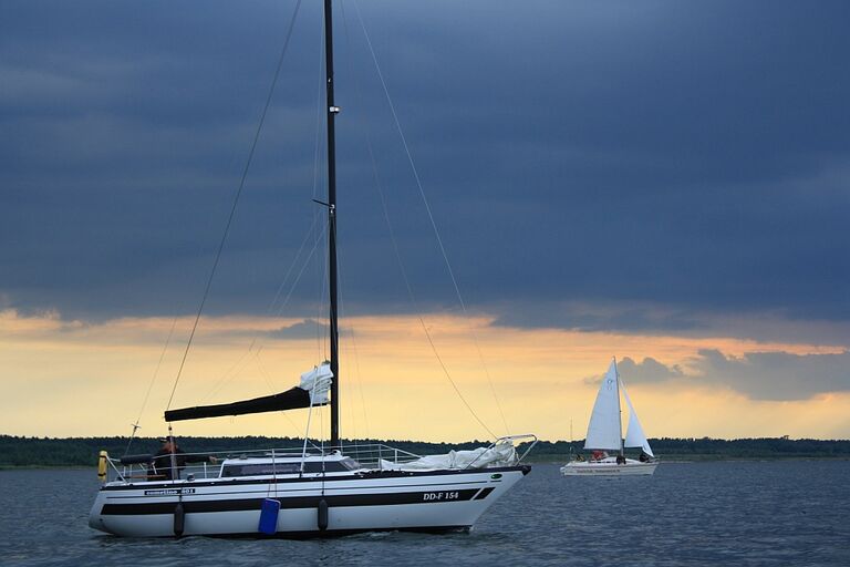 Ein Segelboot auf einem abendlichen See