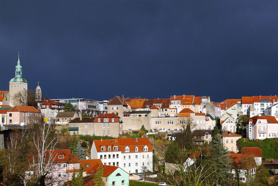 Stadt mit vielen Dächern und einem Turm 